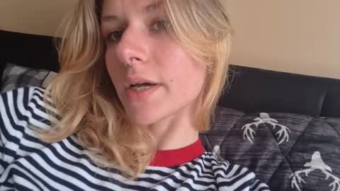 Snapshot of suicunebitch chatting on October 29, 8:43 pm Ophelia online show from October 29, 8:43 pm