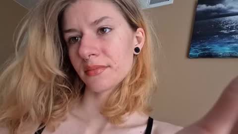 Snapshot of suicunebitch chatting on November 24, 3:01 pm Ophelia online show from November 24, 3:01 pm