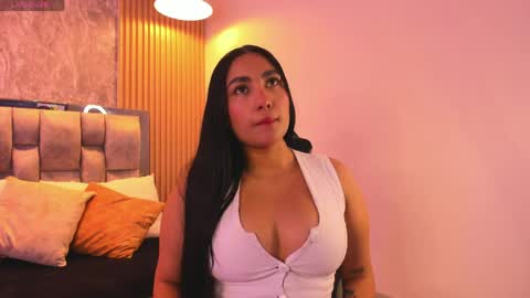 Snapshot of sulay_kim chatting on April 1, 7:22 pm Sulay online show from April 1, 7:22 pm