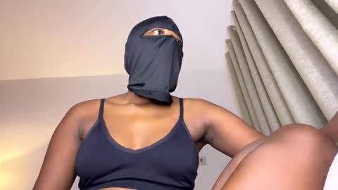Snapshot of sultryaura chatting on March 24, 3:33 am maskedtemptress online show from March 24, 3:33 am