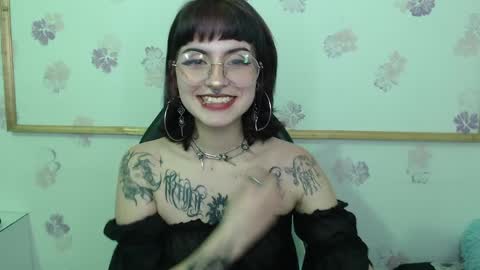 Snapshot of sumak_ chatting on April 4, 3:42 pm Sumak online show from April 4, 3:42 pm