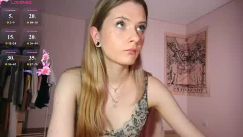 Snapshot of summerhazee chatting on June 10, 6:40 pm summerhazee online show from June 10, 6:40 pm