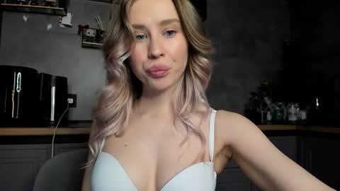 Snapshot of sunlovv chatting on February 3, 9:58 am sunlovv online show from February 3, 9:58 am