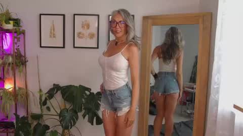 Snapshot of sunnie_dayz chatting on July 24, 9:02 pm Hi Im Sunnie - Next show Friday August 1 online show from July 24, 9:02 pm