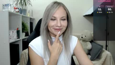 Snapshot of sunny_bunny6 chatting on November 10, 4:33 am Naomi online show from November 10, 4:33 am