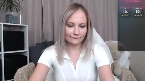 Snapshot of sunny_bunny6 chatting on December 16, 1:05 pm Naomi online show from December 16, 1:05 pm