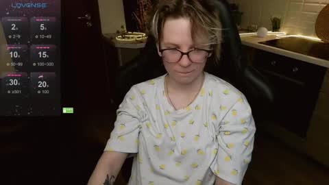 Snapshot of sunny_mood chatting on June 5, 6:52 am sunny mood online show from June 5, 6:52 am
