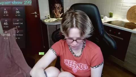 Snapshot of sunny_mood chatting on June 6, 7:02 am sunny mood online show from June 6, 7:02 am