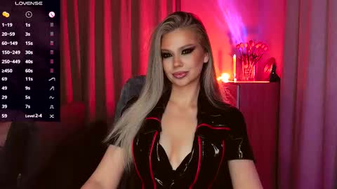 Snapshot of sunshine_vibes chatting on October 14, 10:32 pm Mistress Molly online show from October 14, 10:32 pm