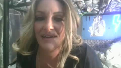 Snapshot of sunshynedreamz chatting on October 4, 8:12 am sunshynedreamz online show from October 4, 8:12 am