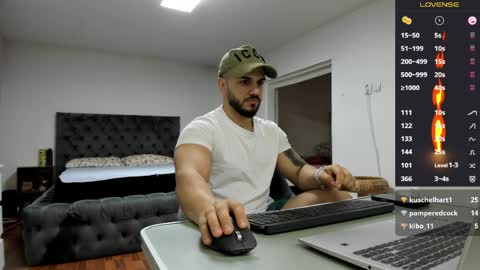 Snapshot of supermanboyxxl chatting on April 1, 6:25 am supermanboyxxl online show from April 1, 6:25 am