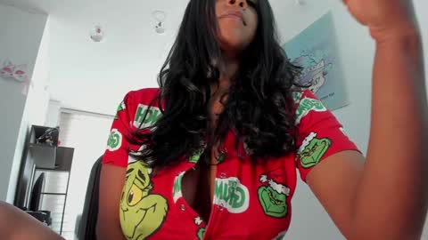 Snapshot of susanrhodes chatting on December 18, 4:17 pm Andrea - Migue online show from December 18, 4:17 pm