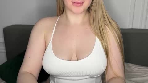 Snapshot of susie_dream_22 chatting on December 11, 11:00 pm Anna online show from December 11, 11:00 pm