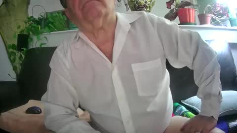 Snapshot of suv1 chatting on December 3, 5:04 am Otto online show from December 3, 5:04 am