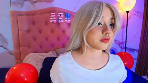 Snapshot of suxan_white chatting on July 4, 8:37 pm suxan_white online show from July 4, 8:37 pm
