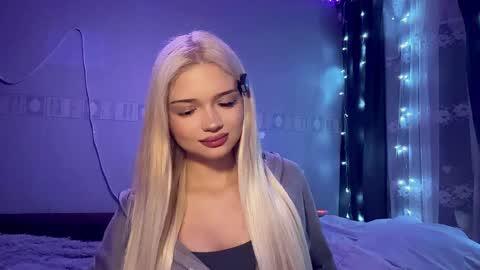 Snapshot of suzannabarmes chatting on April 3, 9:24 pm Stacy online show from April 3, 9:24 pm