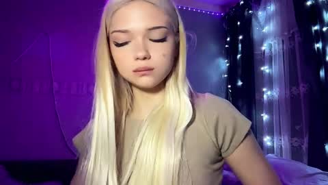 Snapshot of suzannabarmes chatting on April 8, 10:43 pm Stacy online show from April 8, 10:43 pm