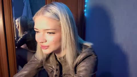 Snapshot of suzannabarmes chatting on April 21, 9:28 pm Stacy online show from April 21, 9:28 pm