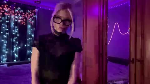 Snapshot of suzannabarmes chatting on May 1, 9:19 pm Stacy online show from May 1, 9:19 pm