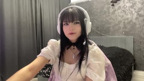 Snapshot of suziebanach chatting on March 31, 7:36 pm EmilySuonn online show from March 31, 7:36 pm