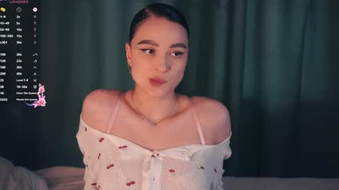 Snapshot of suziegoglia chatting on April 4, 7:28 am Kristanna online show from April 4, 7:28 am