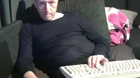 Snapshot of swartarn chatting on April 15, 10:54 pm ArnSwart online show from April 15, 10:54 pm