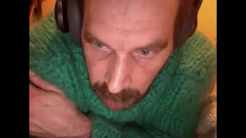 Snapshot of sweaterboy666 chatting on January 31, 5:30 am sweaterboy666 online show from January 31, 5:30 am