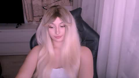 Snapshot of sweeet_baby0 chatting on December 20, 11:28 am Kate online show from December 20, 11:28 am