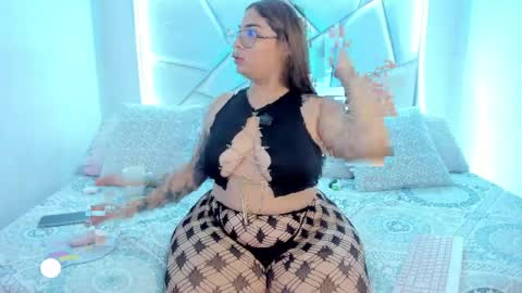 Nikki model independent online show from April 3, 12:30 am