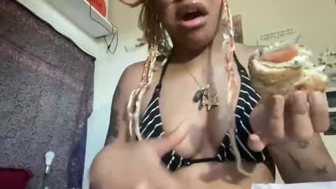 Snapshot of sweeetg1rl chatting on April 20, 11:17 pm june online show from April 20, 11:17 pm