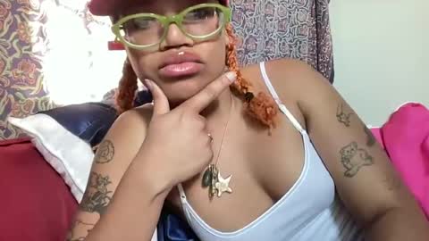 Snapshot of sweeetg1rl chatting on June 25, 10:47 pm june online show from June 25, 10:47 pm