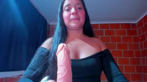 Snapshot of sweet_and_hot_alaia chatting on January 8, 11:29 pm sweet and hot alaia online show from January 8, 11:29 pm