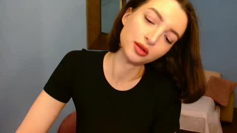 Snapshot of sweet_baby_miranda_ chatting on December 14, 12:44 am Miranda online show from December 14, 12:44 am