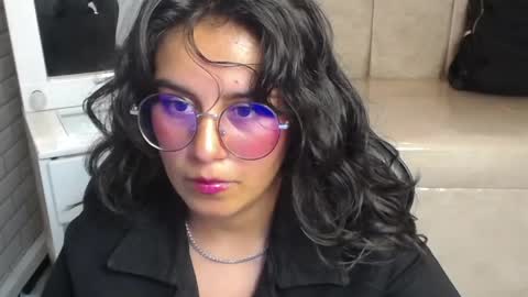 Snapshot of sweet_cam_v chatting on April 11, 8:02 pm Hi Stream 1430 to 2100pm online show from April 11, 8:02 pm