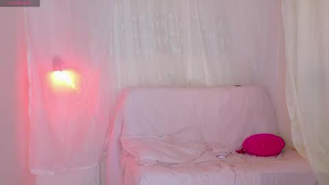 Snapshot of sweet_carine chatting on April 20, 1:47 pm camil online show from April 20, 1:47 pm