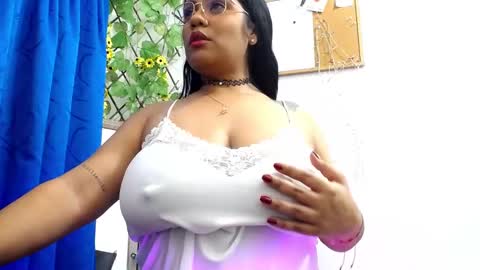 Snapshot of sweet_foxy1 chatting on September 29, 6:40 am Genesis golden rain for you online show from September 29, 6:40 am