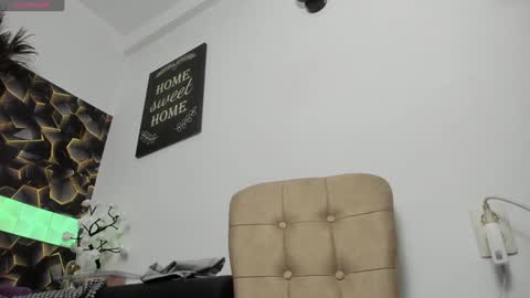 Snapshot of sweet_kitty2000 chatting on December 14, 6:13 am Alesy online show from December 14, 6:13 am