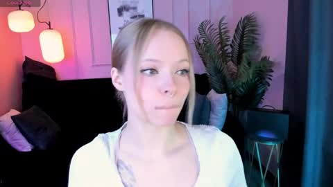 Snapshot of sweet_lucile chatting on April 24, 6:38 am Lucy online show from April 24, 6:38 am