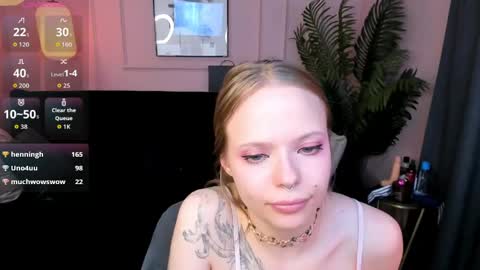 Snapshot of sweet_lucile chatting on May 1, 6:45 pm Lucy online show from May 1, 6:45 pm
