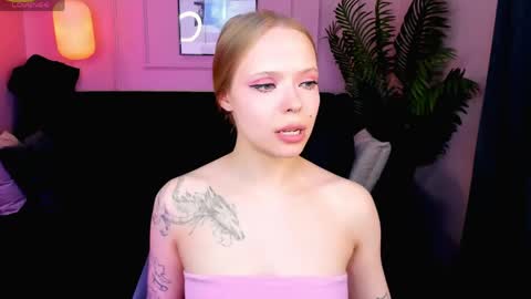 Snapshot of sweet_lucile chatting on May 3, 2:01 pm Lucy online show from May 3, 2:01 pm