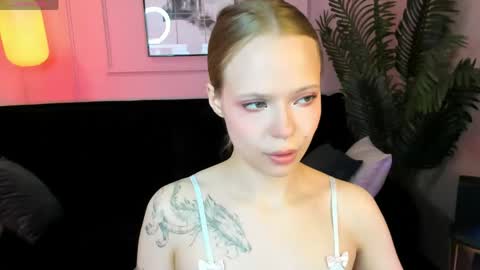 Snapshot of sweet_lucile chatting on May 6, 6:52 am Lucy online show from May 6, 6:52 am