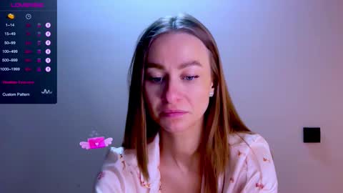 Mia online show from December 14, 1:49 pm