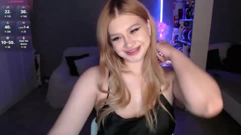 sweet_nicole_333 online show from March 21, 3:26 pm
