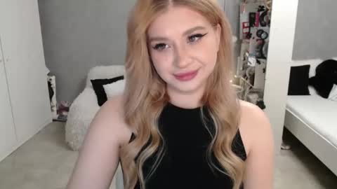sweet_nicole_333 online show from March 22, 9:23 am