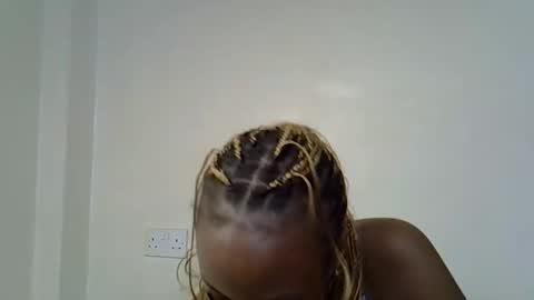 Snapshot of sweet_santana chatting on December 19, 5:47 am Elina online show from December 19, 5:47 am