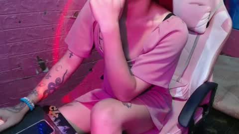 Snapshot of sweet_vina18 chatting on November 23, 7:30 am sweet_vina18 online show from November 23, 7:30 am