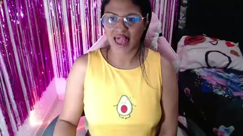 Snapshot of sweetalmaa chatting on April 16, 8:20 pm Alma online show from April 16, 8:20 pm