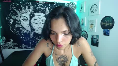 Snapshot of sweetbitter_ chatting on December 16, 12:26 am sweetbitter_ online show from December 16, 12:26 am