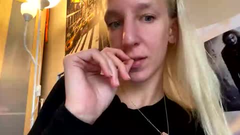 Snapshot of sweetblondye chatting on September 10, 1:22 pm MayaBlonde online show from September 10, 1:22 pm