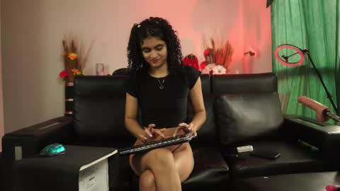 Salom independent model online show from December 4, 6:49 pm